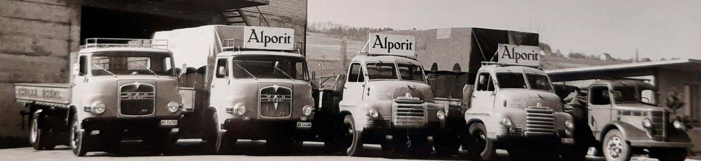 Alte LKWs vor ehemaliger Produktionshalle der Alporit Header Werk Alporit LKW