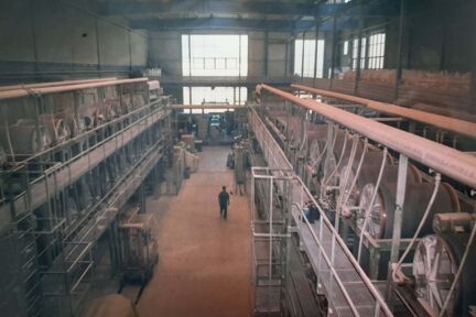 Usine Vaparoid &agrave; Turtmann avec des employ&eacute;s